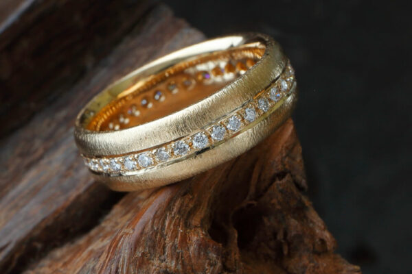 FULL CIRCLE wide Ring Yellow Gold with Diamonds - Image 4
