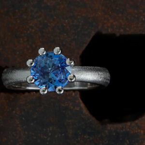 LOTUS FLOWER SOLO Ring White Gold with Blue Sapphire