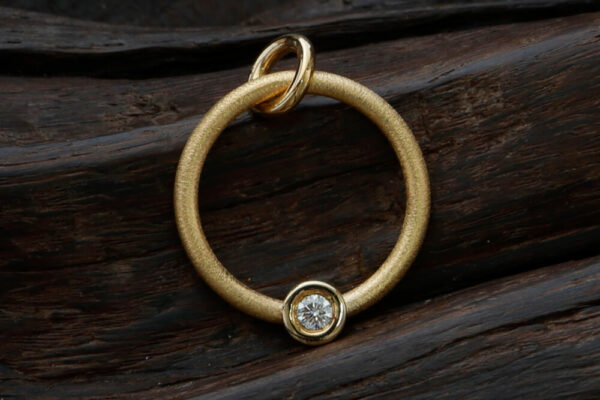 LOTUS POD Pendant Yellow Gold with Diamond