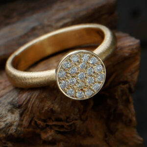 LOTUS POD SOLO PAVE Ring Yellow Gold with Diamonds