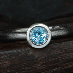 LOTUS POD SOLO Ring White Gold with Aquamarine