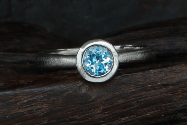 LOTUS POD SOLO Ring White Gold with Aquamarine