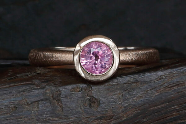 LOTUS POD SOLO Ring Pink Gold with Pink Sapphire