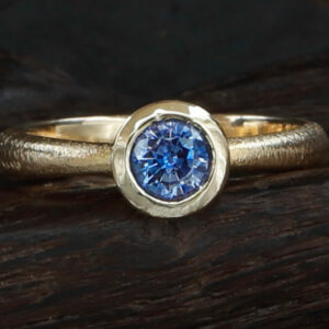 LOTUS POD SOLO Ring Yellow Gold with Blue Sapphire
