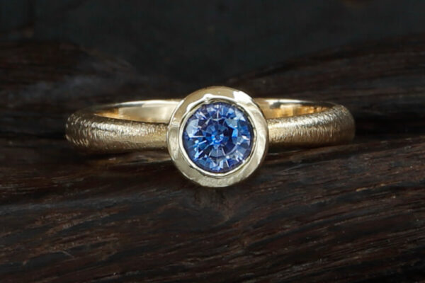 LOTUS POD SOLO Ring Yellow Gold with Blue Sapphire