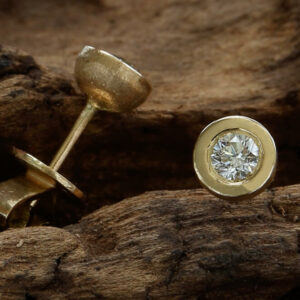 LOTUS POD Studs Yellow Gold with Diamonds