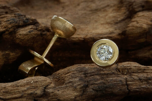 LOTUS POD Studs Yellow Gold with Diamonds