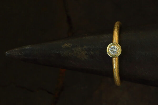 LOTUS POD Ring Yellow Gold with Diamond