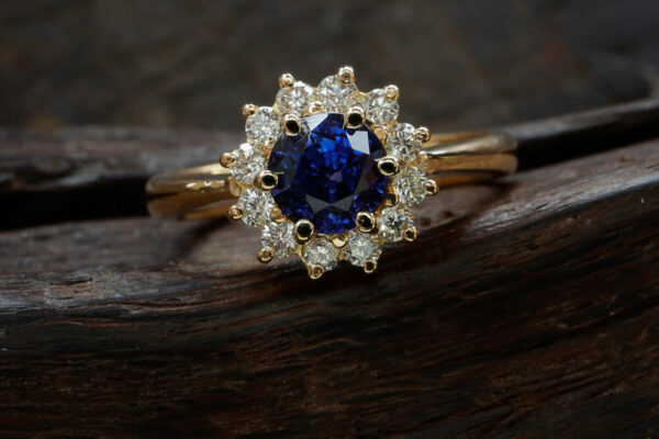 ROSETTE Ring Yellow Gold with Blue Sapphire and Diamonds